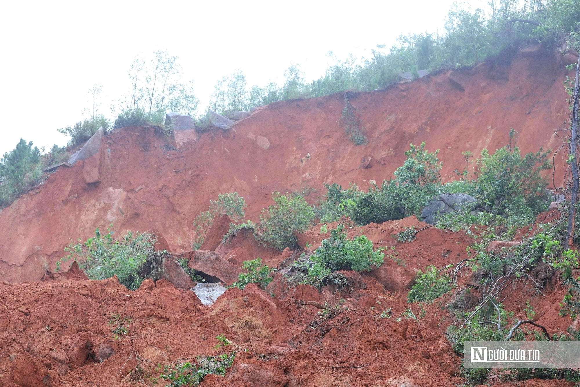 Hà Tĩnh: Mưa lớn kéo dài gây sạt lở nhiều vị trí trên các tuyến đường- Ảnh 2. Hà Tĩnh: Mưa lớn kéo dài gây sạt lở nhiều vị trí trên các tuyến đường- Ảnh 2.