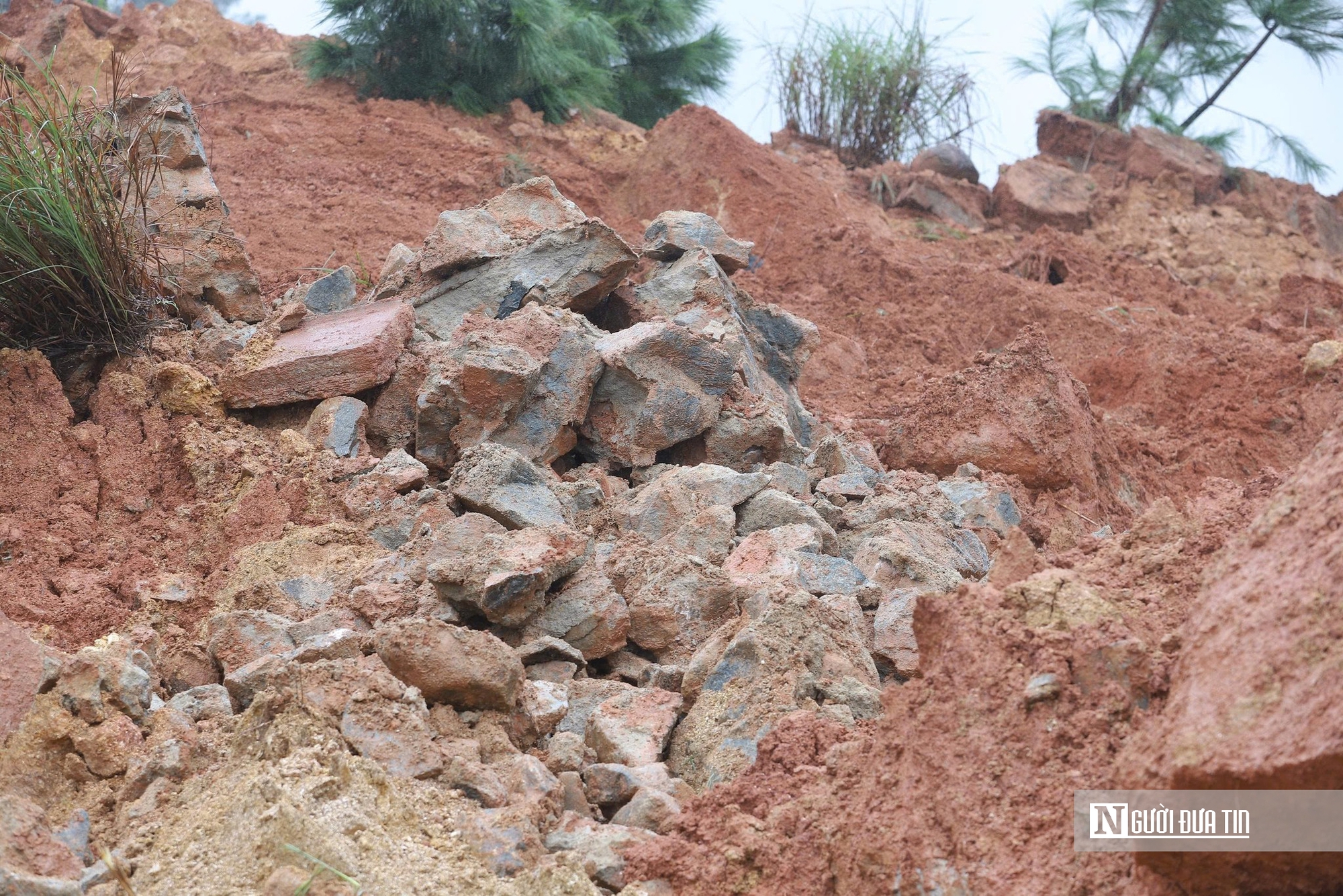 Hà Tĩnh: Mưa lớn kéo dài gây sạt lở nhiều vị trí trên các tuyến đường- Ảnh 3. Hà Tĩnh: Mưa lớn kéo dài gây sạt lở nhiều vị trí trên các tuyến đường- Ảnh 3.