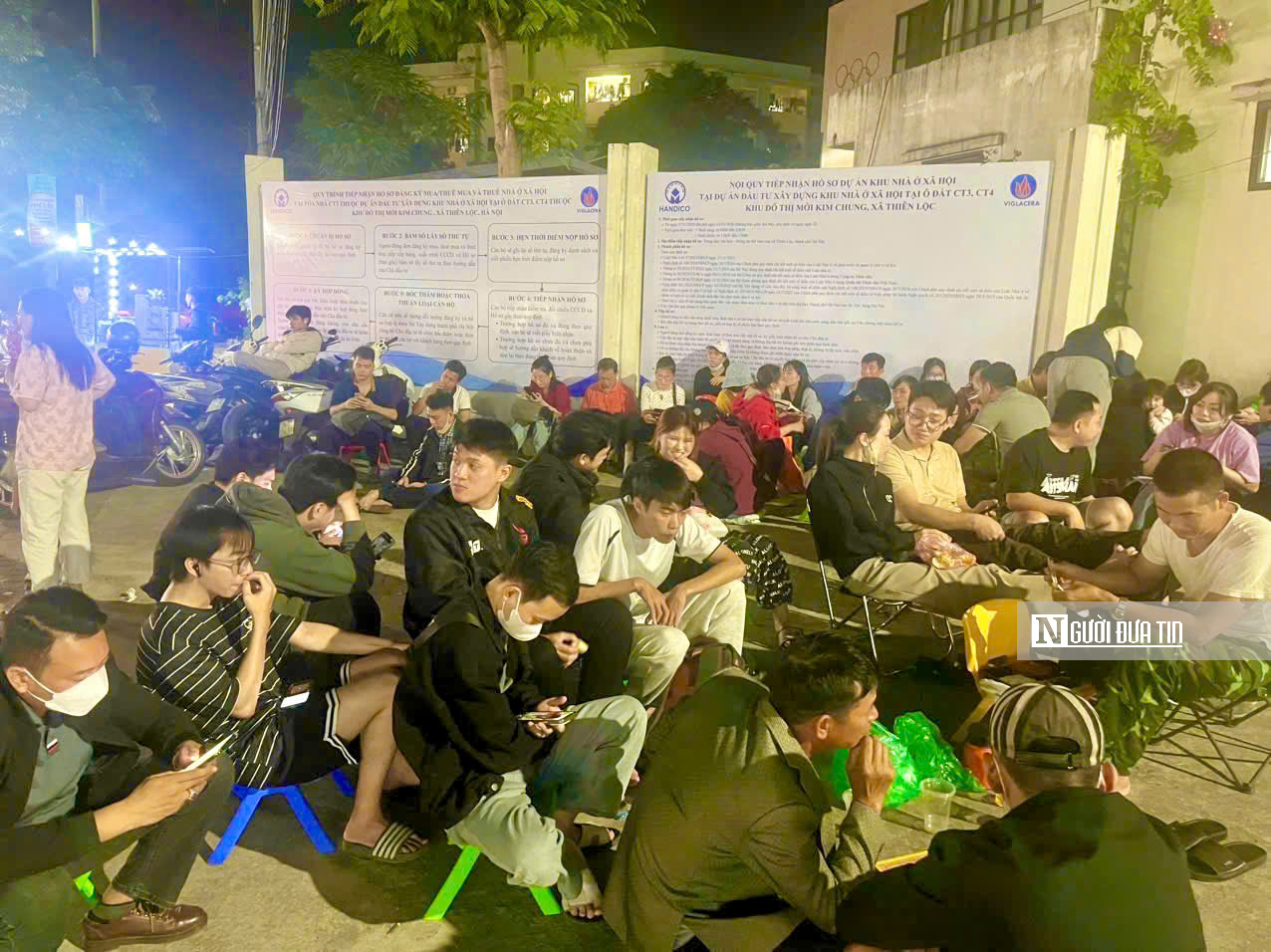 Chen chân giữa mưa lạnh, hàng nghìn người đổ về CT3 Kim Chung nộp hồ sơ nhà ở xã hội- Ảnh 1. Chen chân giữa mưa lạnh, hàng nghìn người đổ về CT3 Kim Chung nộp hồ sơ nhà ở xã hội- Ảnh 1.