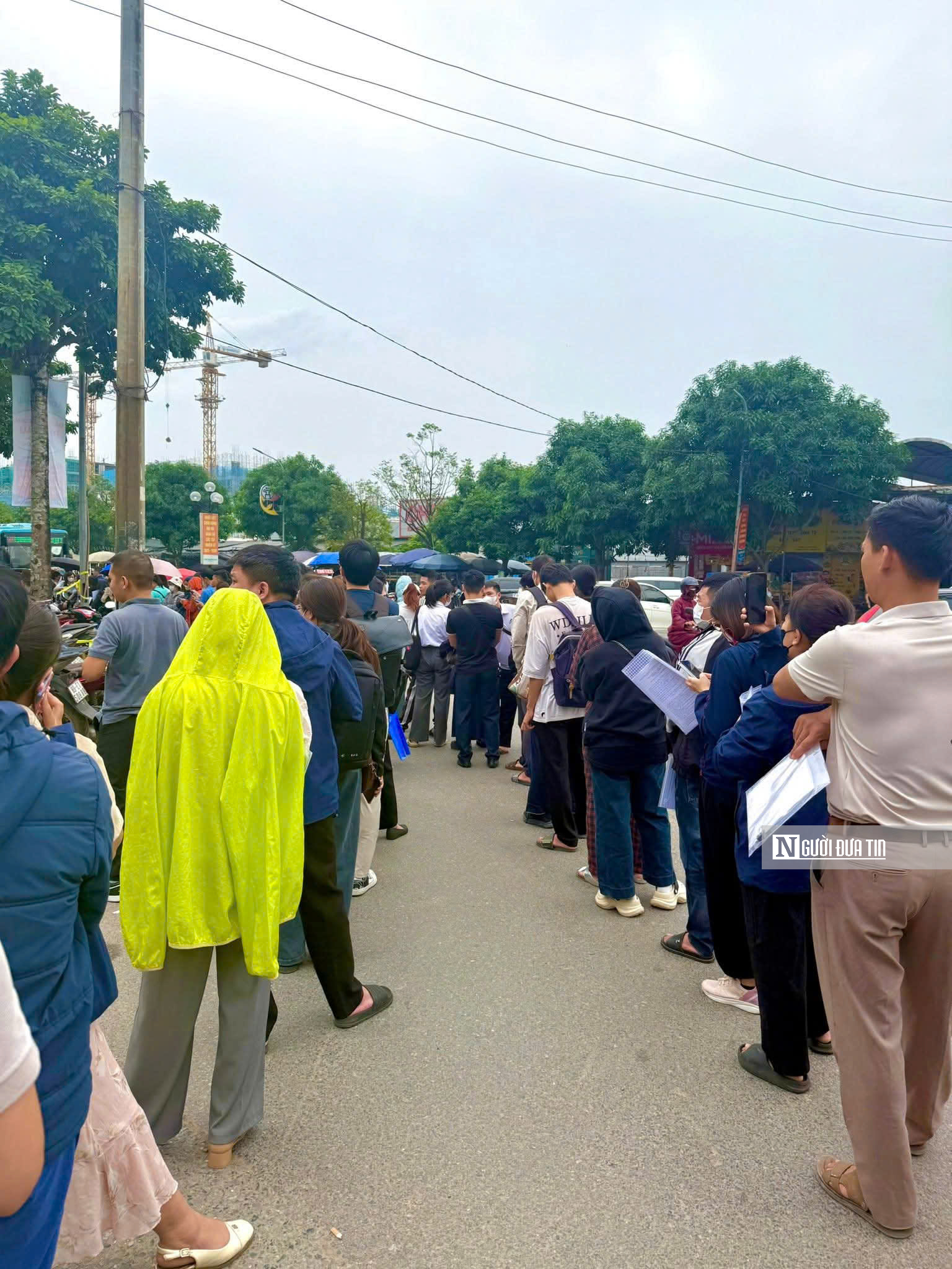 Chen chân giữa mưa lạnh, hàng nghìn người đổ về CT3 Kim Chung nộp hồ sơ nhà ở xã hội- Ảnh 2. Chen chân giữa mưa lạnh, hàng nghìn người đổ về CT3 Kim Chung nộp hồ sơ nhà ở xã hội- Ảnh 2.