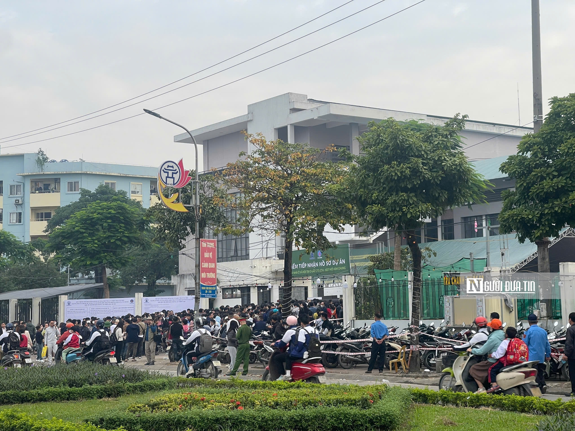 Chen chân giữa mưa lạnh, hàng nghìn người đổ về CT3 Kim Chung nộp hồ sơ nhà ở xã hội- Ảnh 3. Chen chân giữa mưa lạnh, hàng nghìn người đổ về CT3 Kim Chung nộp hồ sơ nhà ở xã hội- Ảnh 3.