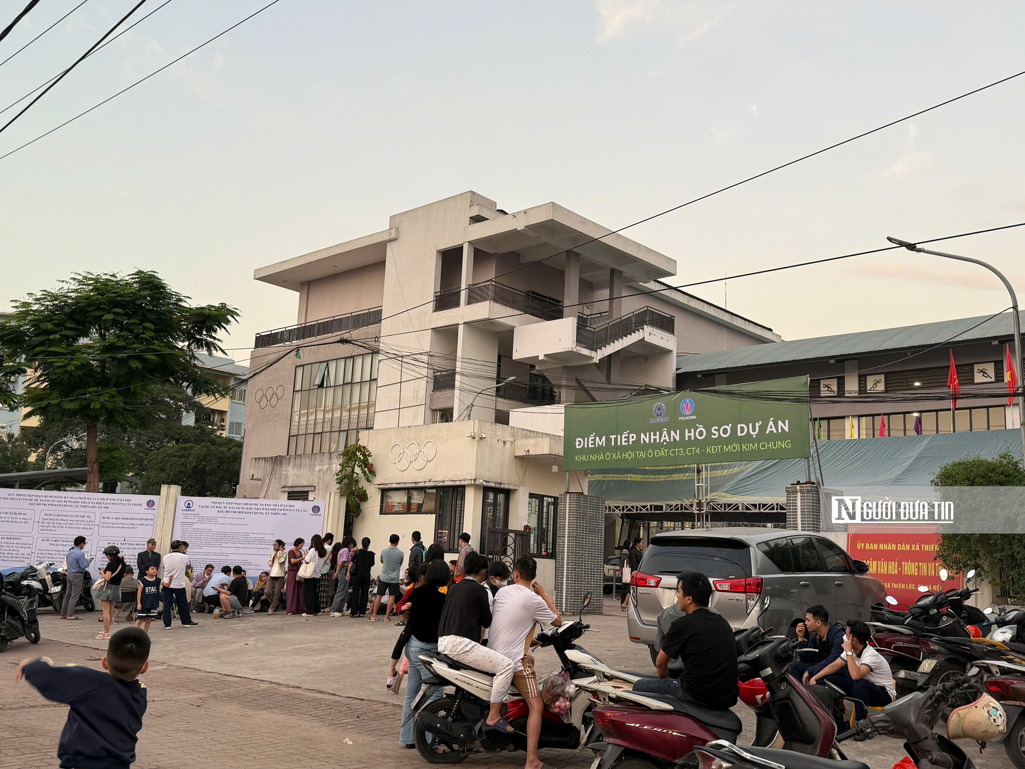 Chen chân giữa mưa lạnh, hàng nghìn người đổ về CT3 Kim Chung nộp hồ sơ nhà ở xã hội- Ảnh 4. Chen chân giữa mưa lạnh, hàng nghìn người đổ về CT3 Kim Chung nộp hồ sơ nhà ở xã hội- Ảnh 4.