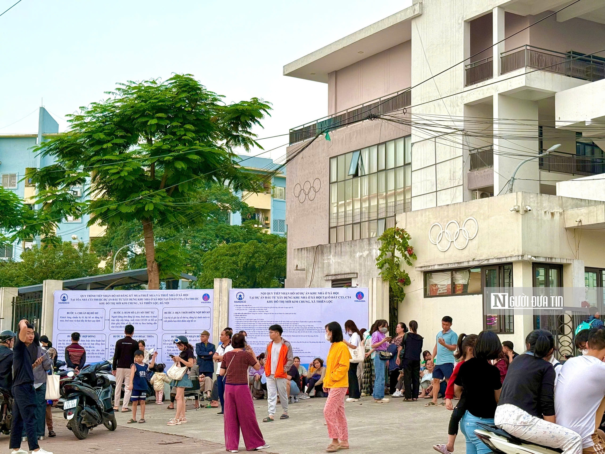 Chen chân giữa mưa lạnh, hàng nghìn người đổ về CT3 Kim Chung nộp hồ sơ nhà ở xã hội- Ảnh 5. Chen chân giữa mưa lạnh, hàng nghìn người đổ về CT3 Kim Chung nộp hồ sơ nhà ở xã hội- Ảnh 5.