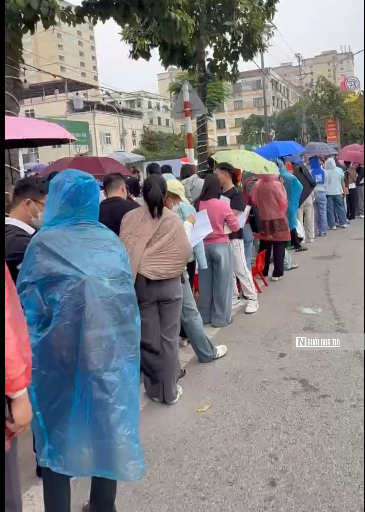 Chen chân giữa mưa lạnh, hàng nghìn người đổ về CT3 Kim Chung nộp hồ sơ nhà ở xã hội- Ảnh 6. Chen chân giữa mưa lạnh, hàng nghìn người đổ về CT3 Kim Chung nộp hồ sơ nhà ở xã hội- Ảnh 6.