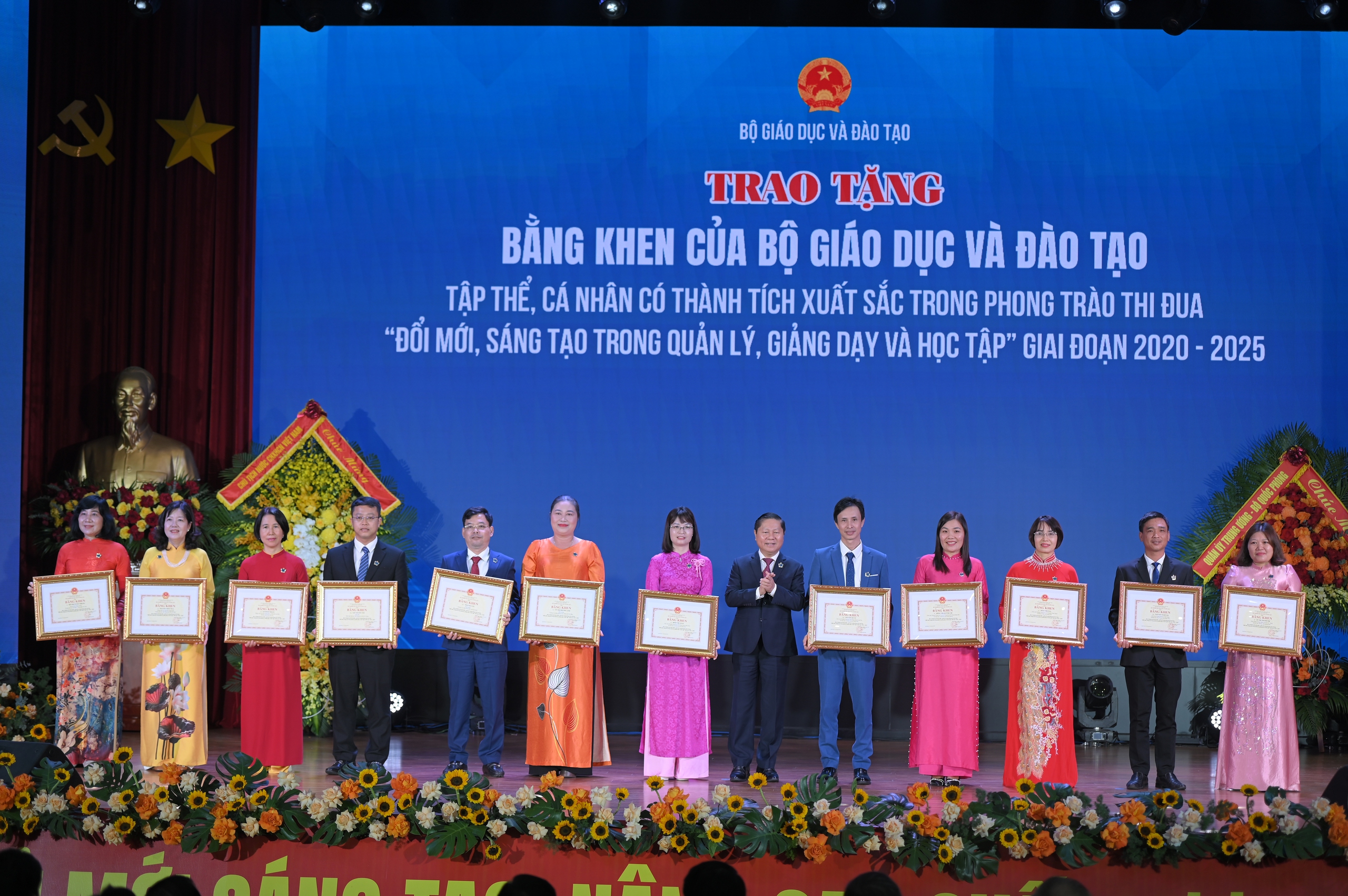 Chủ tịch nước Lương Cường dự Lễ kỷ niệm Ngày Nhà giáo Việt Nam- Ảnh 3. Chủ tịch nước Lương Cường dự Lễ kỷ niệm Ngày Nhà giáo Việt Nam- Ảnh 3.