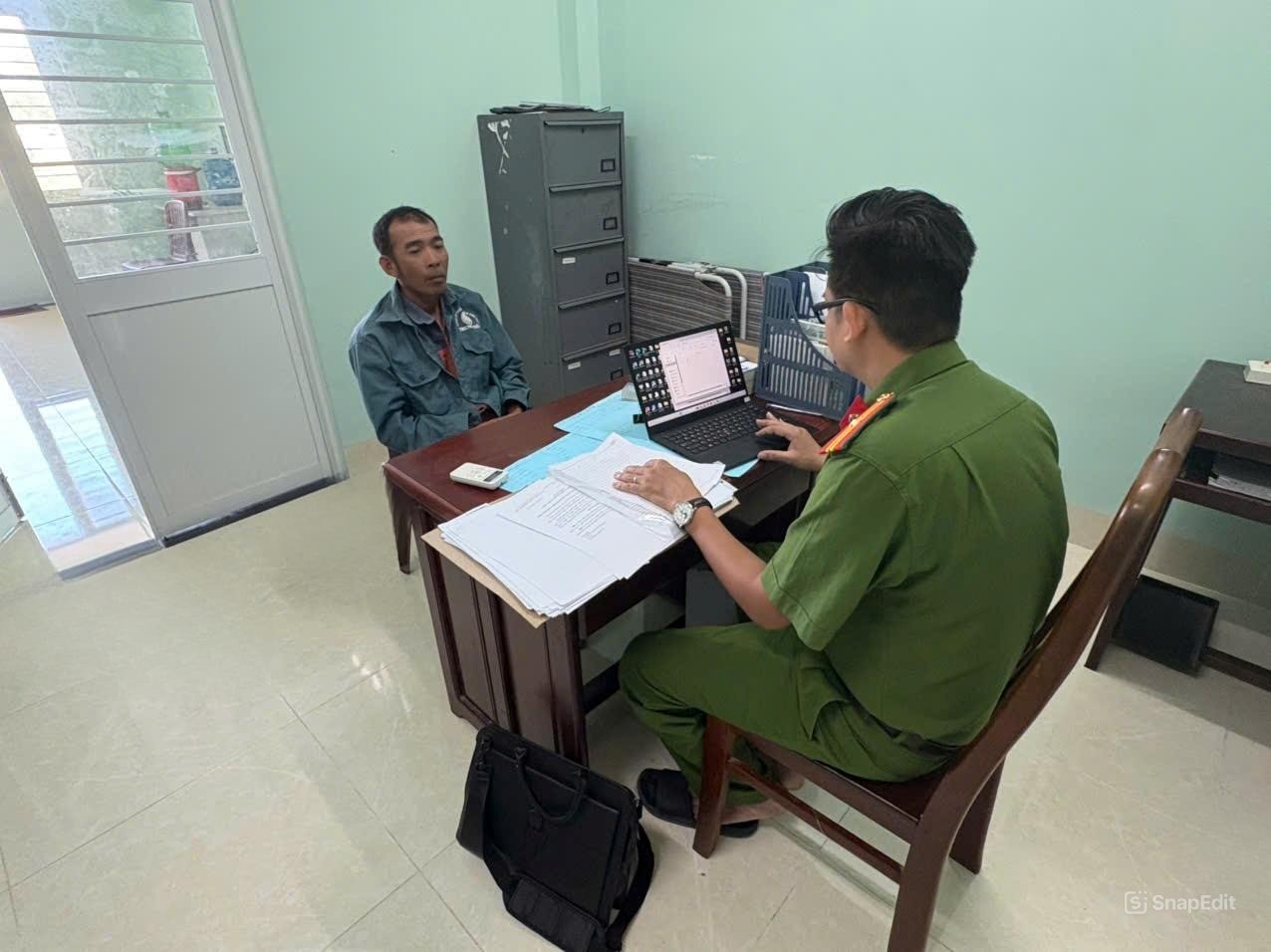 Khởi tố người đàn ông chém con rể hàng xóm vì hát karaoke quá giờ - Ảnh 1.