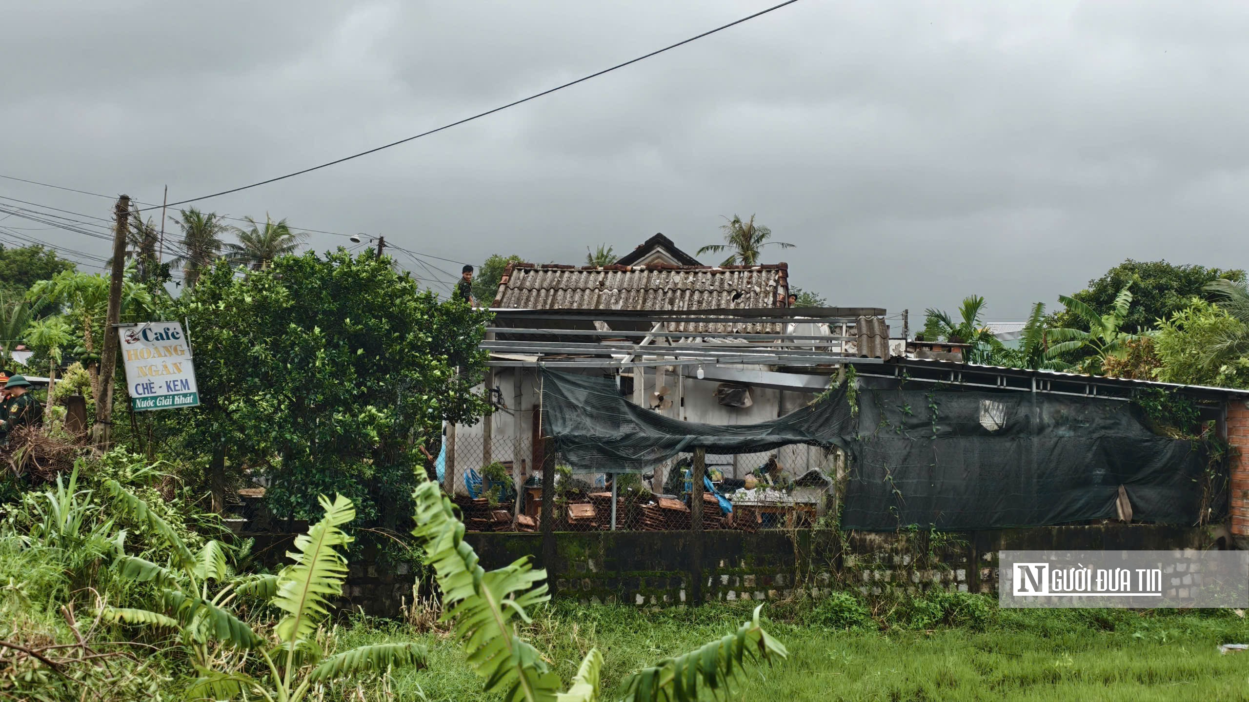 Lốc xoáy cuốn phăng 25 mái nhà ở Quảng Ngãi: "Chúng tôi đang ngũ thấy gió quần thét rồi cuốn phăng mái nhà tài sản"- Ảnh 4. Lốc xoáy cuốn phăng 25 mái nhà ở Quảng Ngãi: "Chúng tôi đang ngũ thấy gió quần thét rồi cuốn phăng mái nhà tài sản"- Ảnh 4.