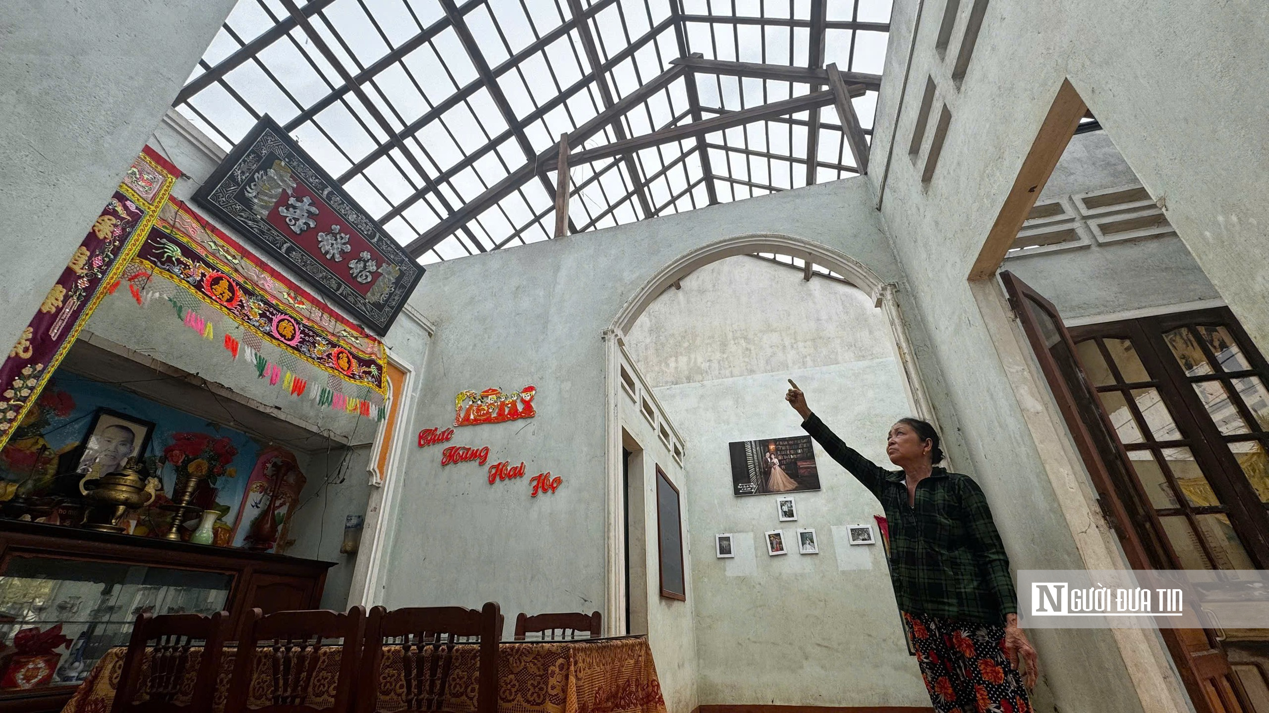 Lốc xoáy cuốn phăng 25 mái nhà ở Quảng Ngãi: "Chúng tôi đang ngũ thấy gió quần thét rồi cuốn phăng mái nhà tài sản"- Ảnh 2. Lốc xoáy cuốn phăng 25 mái nhà ở Quảng Ngãi: "Chúng tôi đang ngũ thấy gió quần thét rồi cuốn phăng mái nhà tài sản"- Ảnh 2.