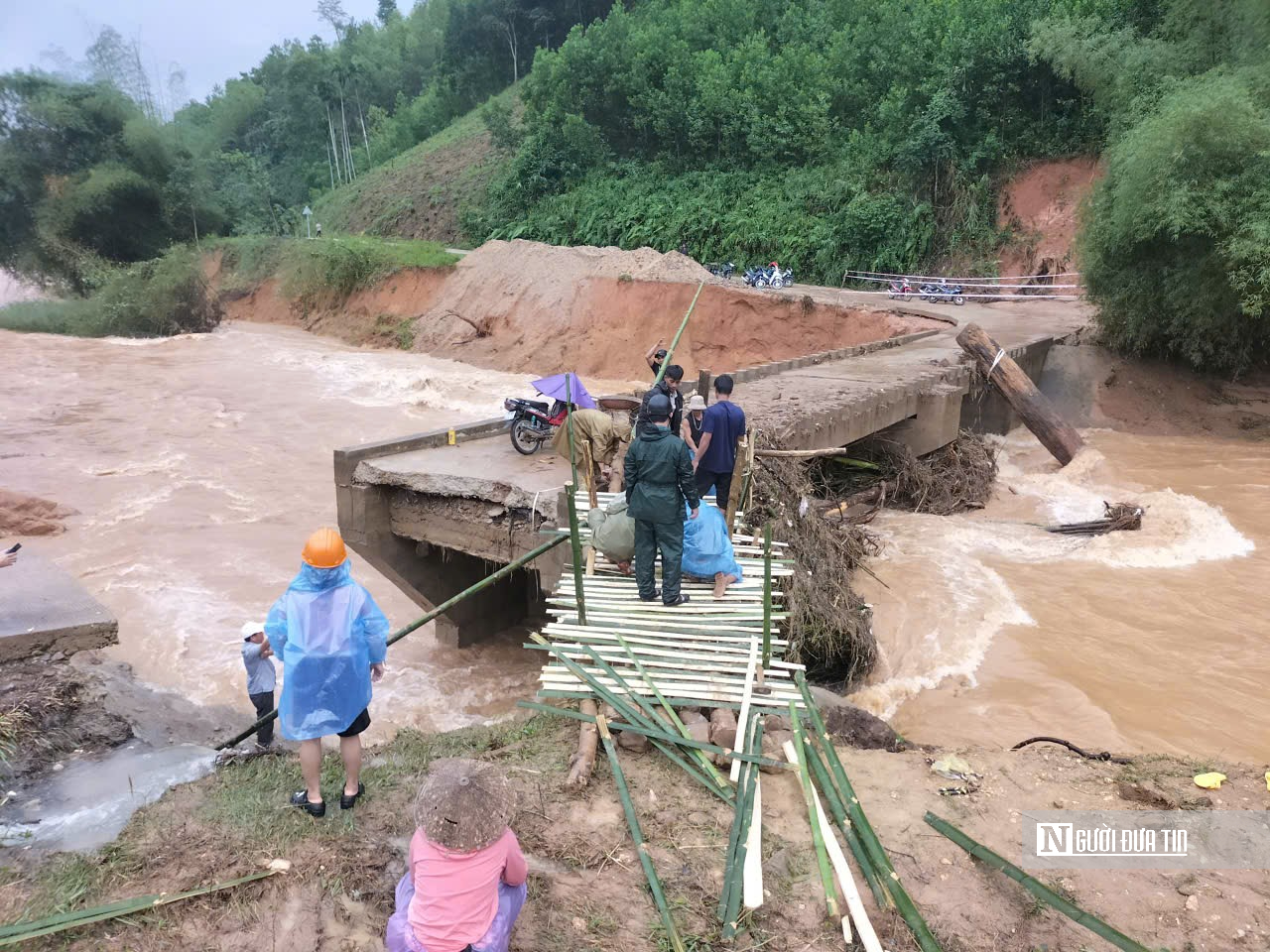 Sập cầu Nước Bao cô lập hơn 1.200 dân ở Quảng Ngãi, chính quyền khẩn cấp làm cầu tạm - Ảnh 4.