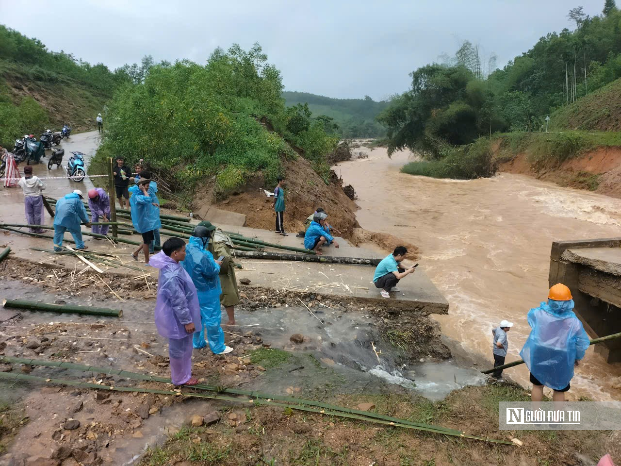 Sập cầu Nước Bao cô lập hơn 1.200 dân ở Quảng Ngãi, chính quyền khẩn cấp làm cầu tạm - Ảnh 3.