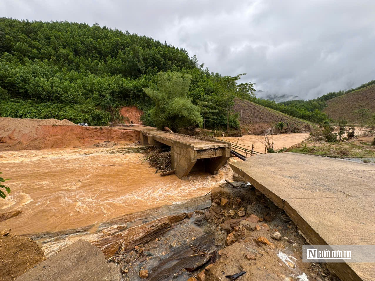 Sập cầu Nước Bao cô lập hơn 1.200 dân ở Quảng Ngãi, chính quyền khẩn cấp làm cầu tạm - Ảnh 1.