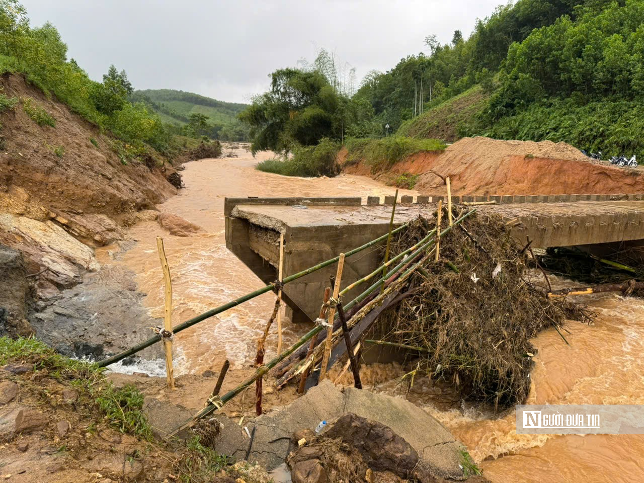 Sập cầu Nước Bao cô lập hơn 1.200 dân ở Quảng Ngãi, chính quyền khẩn cấp làm cầu tạm - Ảnh 2.