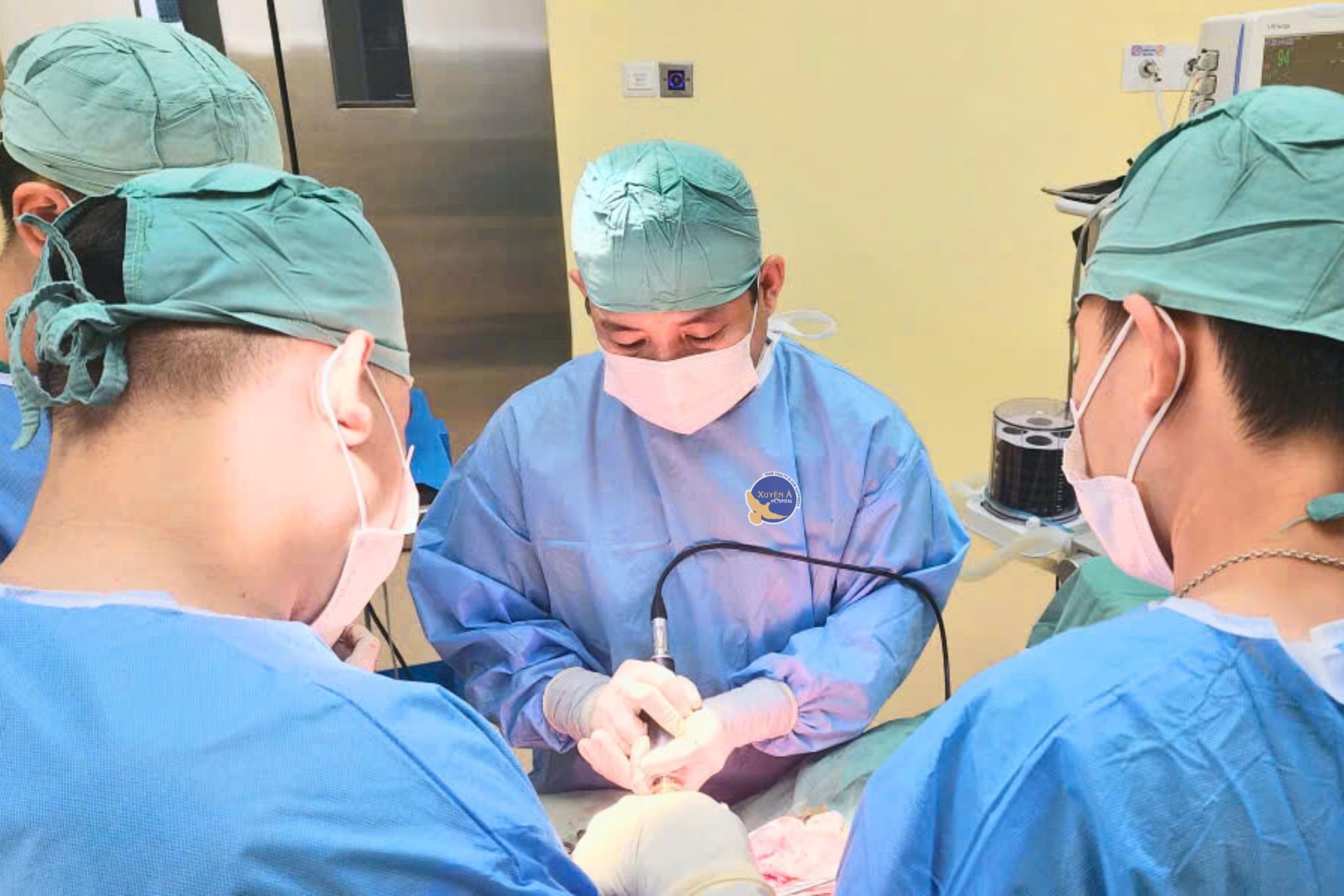Tà áo dài cuốn vào bánh xe, nữ sinh 15 tuổi nguy kịch- Ảnh 1.