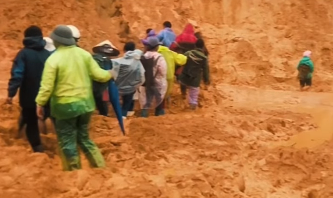 Nhiều khu vực ở Đà Nẵng xuất hiện thêm loạt vết nứt, hàng trăm hộ dân phải di dời khẩn cấp- Ảnh 5. Nhiều khu vực ở Đà Nẵng xuất hiện thêm loạt vết nứt, hàng trăm hộ dân phải di dời khẩn cấp- Ảnh 5.