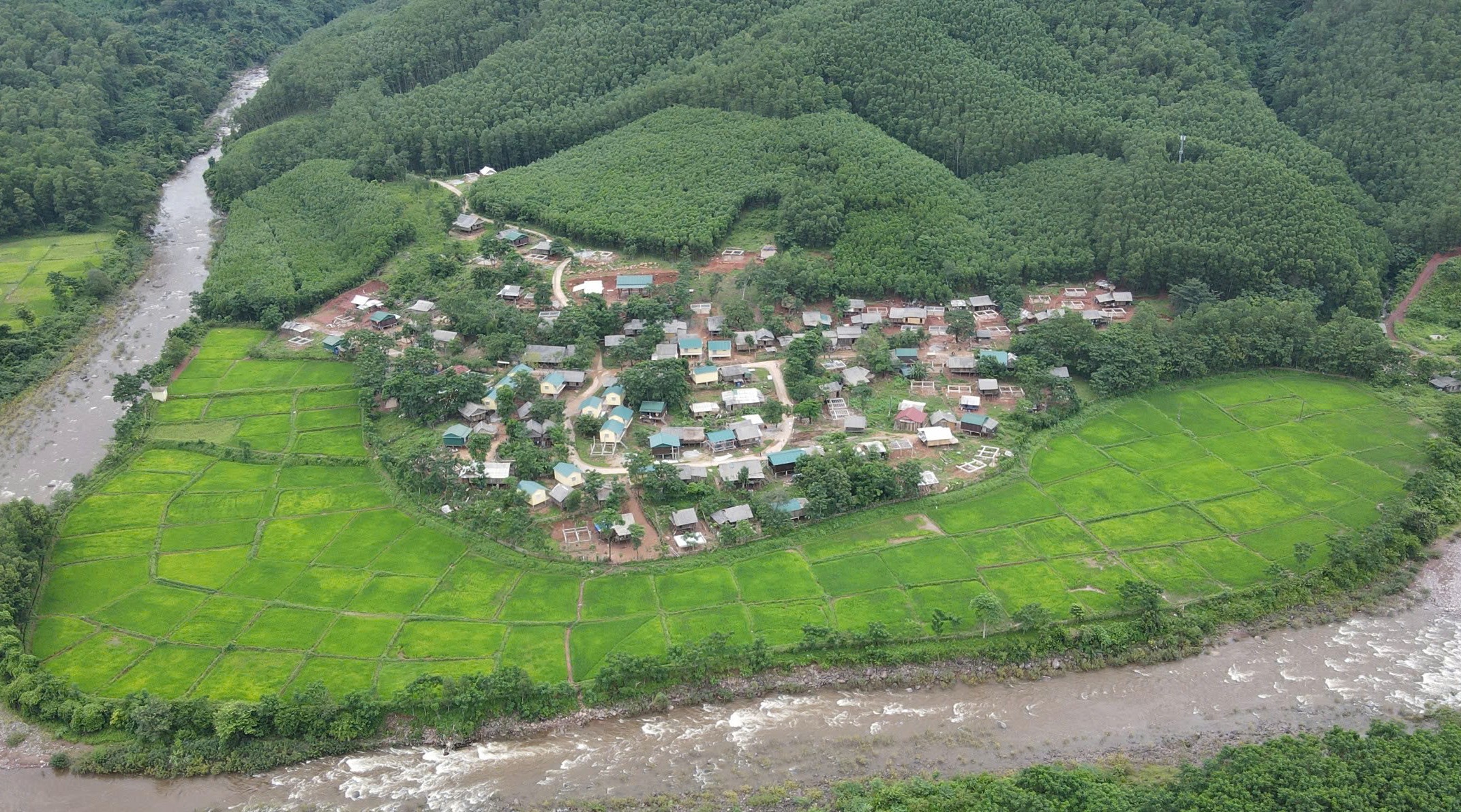 Không còn thấp thỏm trong những ngôi nhà dột nát - Ảnh 4.