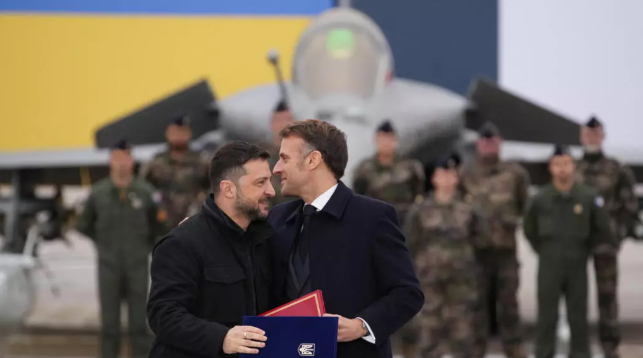 Ông Zelensky có “một ngày tuyệt vời” ở Paris với 100 máy bay Rafale - Ảnh 1.