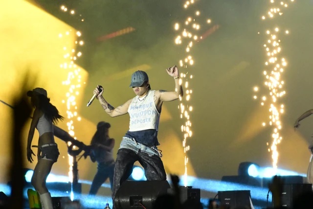 Soobin “cháy” hết mình tại D-2 Waterbomb: Nam thần Vpop biến sân khấu thành sàn nhảy - Ảnh 3.