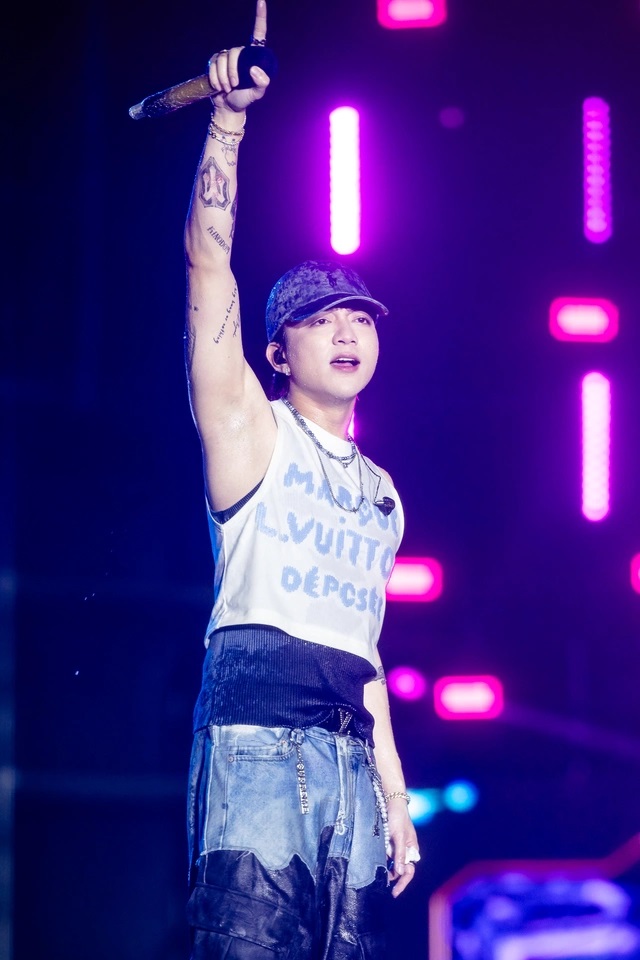 Soobin “cháy” hết mình tại D-2 Waterbomb: Nam thần Vpop biến sân khấu thành sàn nhảy - Ảnh 2.