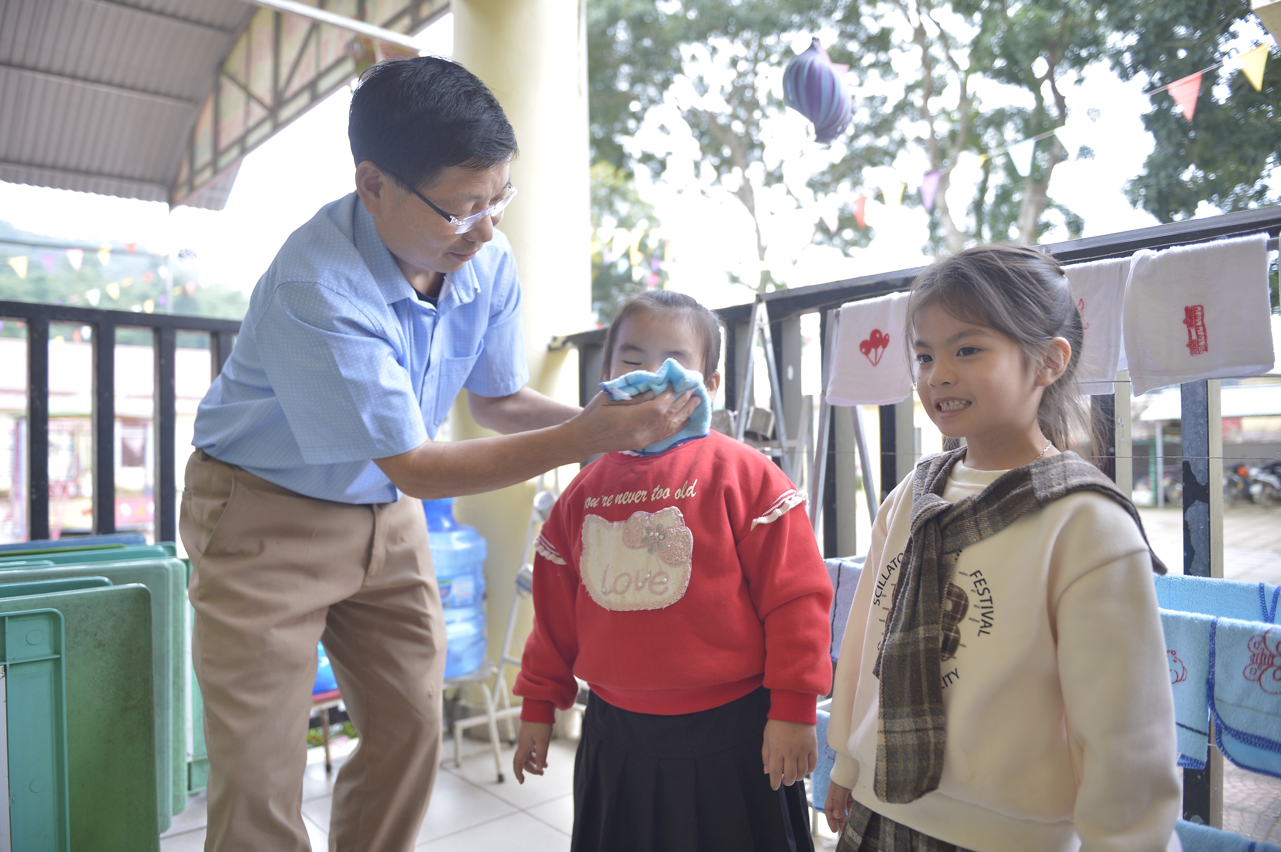 Những người thầy đặc biệt ở vùng cao Thanh Hóa: 30 năm làm "người cha thứ 2" của trẻ - Ảnh 3.