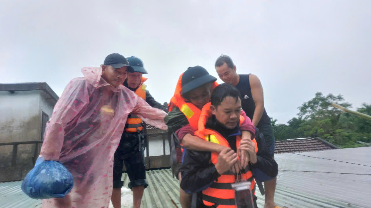 Nhiều khu vực ở Đà Nẵng xuất hiện thêm loạt vết nứt, hàng trăm hộ dân phải di dời khẩn cấp- Ảnh 2. Nhiều khu vực ở Đà Nẵng xuất hiện thêm loạt vết nứt, hàng trăm hộ dân phải di dời khẩn cấp- Ảnh 2.