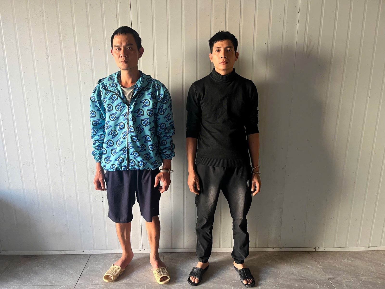 Bắt hai đối tượng đập vỡ kính ô tô trộm gần 200 triệu đồng - Ảnh 1.