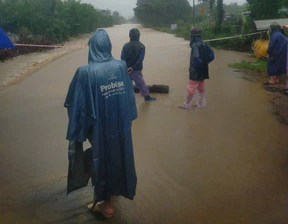 Nhiều xã bị ngập sâu, Đắk Lắk tăng kiểm soát nghiêm ngặt vận hành xả nước, không để xảy ra lũ chồng lũ- Ảnh 3. Nhiều xã bị ngập sâu, Đắk Lắk tăng kiểm soát nghiêm ngặt vận hành xả nước, không để xảy ra lũ chồng lũ- Ảnh 3.