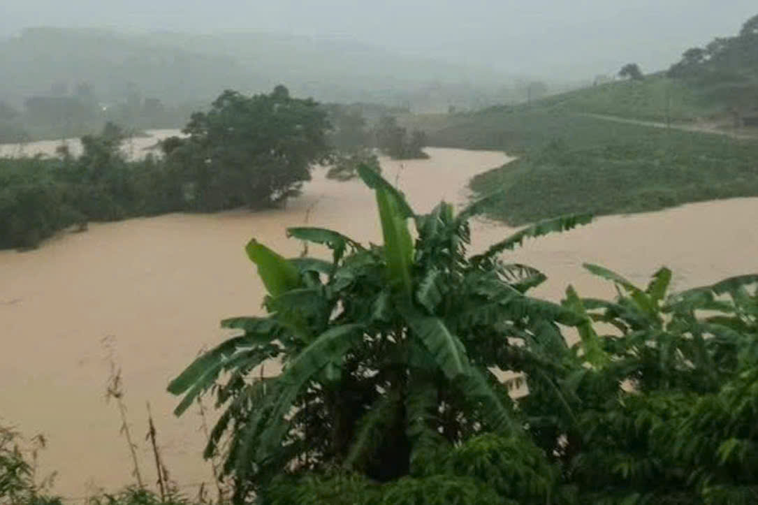 Nhiều xã bị ngập sâu, Đắk Lắk tăng kiểm soát nghiêm ngặt vận hành xả nước, không để xảy ra lũ chồng lũ- Ảnh 1. Nhiều xã bị ngập sâu, Đắk Lắk tăng kiểm soát nghiêm ngặt vận hành xả nước, không để xảy ra lũ chồng lũ- Ảnh 1.