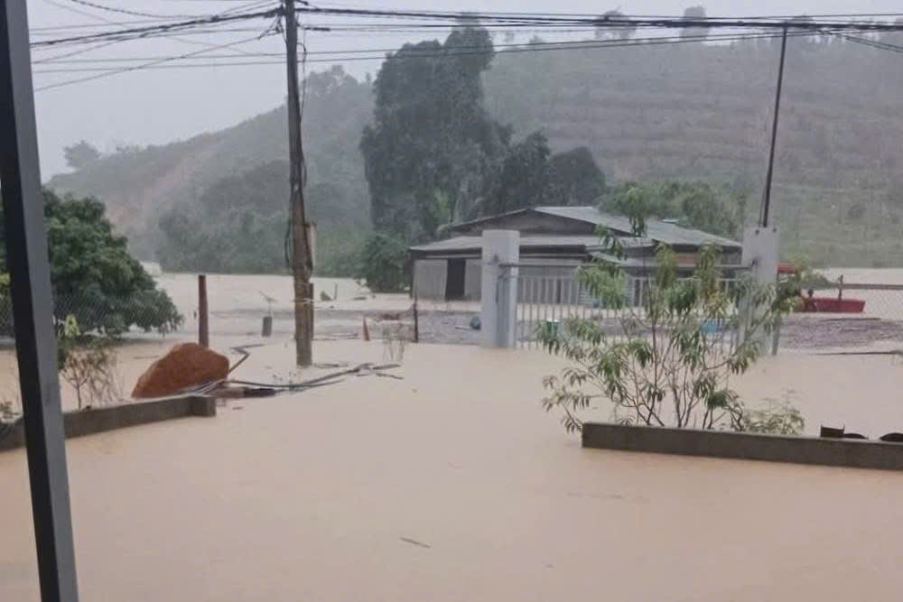 Nhiều xã bị ngập sâu, Đắk Lắk tăng kiểm soát nghiêm ngặt vận hành xả nước, không để xảy ra lũ chồng lũ- Ảnh 2. Nhiều xã bị ngập sâu, Đắk Lắk tăng kiểm soát nghiêm ngặt vận hành xả nước, không để xảy ra lũ chồng lũ- Ảnh 2.