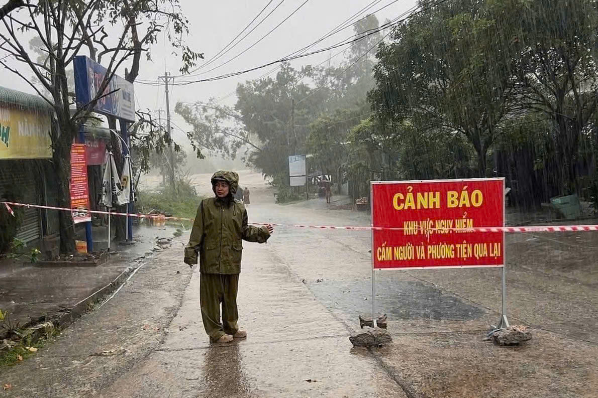 Nhiều xã bị ngập sâu, Đắk Lắk tăng kiểm soát nghiêm ngặt vận hành xả nước, không để xảy ra lũ chồng lũ- Ảnh 4. Nhiều xã bị ngập sâu, Đắk Lắk tăng kiểm soát nghiêm ngặt vận hành xả nước, không để xảy ra lũ chồng lũ- Ảnh 4.