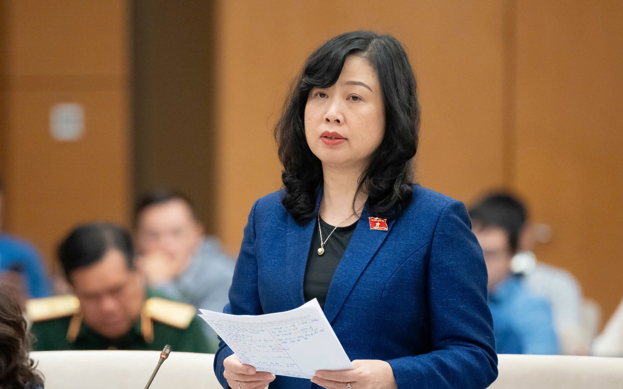 Bản tin 19/11: 100 người tìm kiếm tài xế xe đầu kéo vượt rào chắn bị lũ cuốn mất tích - Ảnh 2.