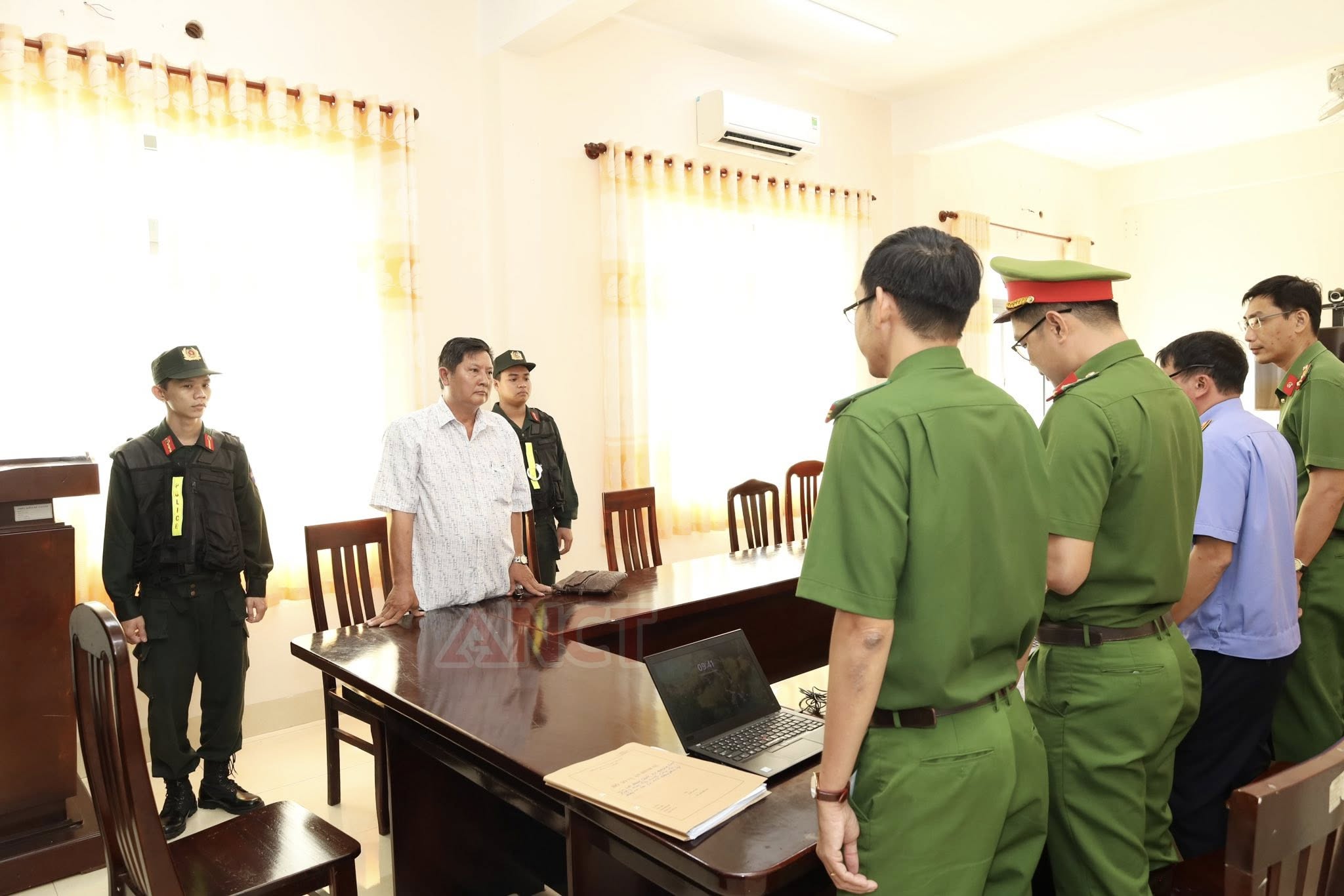 Khởi tố 3 cán bộ thú y tiếp tay "tuồn" thịt lợn bệnh ra thị trường- Ảnh 2.