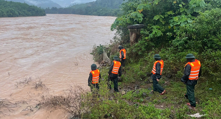 Bản tin 19/11: 100 người tìm kiếm tài xế xe đầu kéo vượt rào chắn bị lũ cuốn mất tích - Ảnh 1.