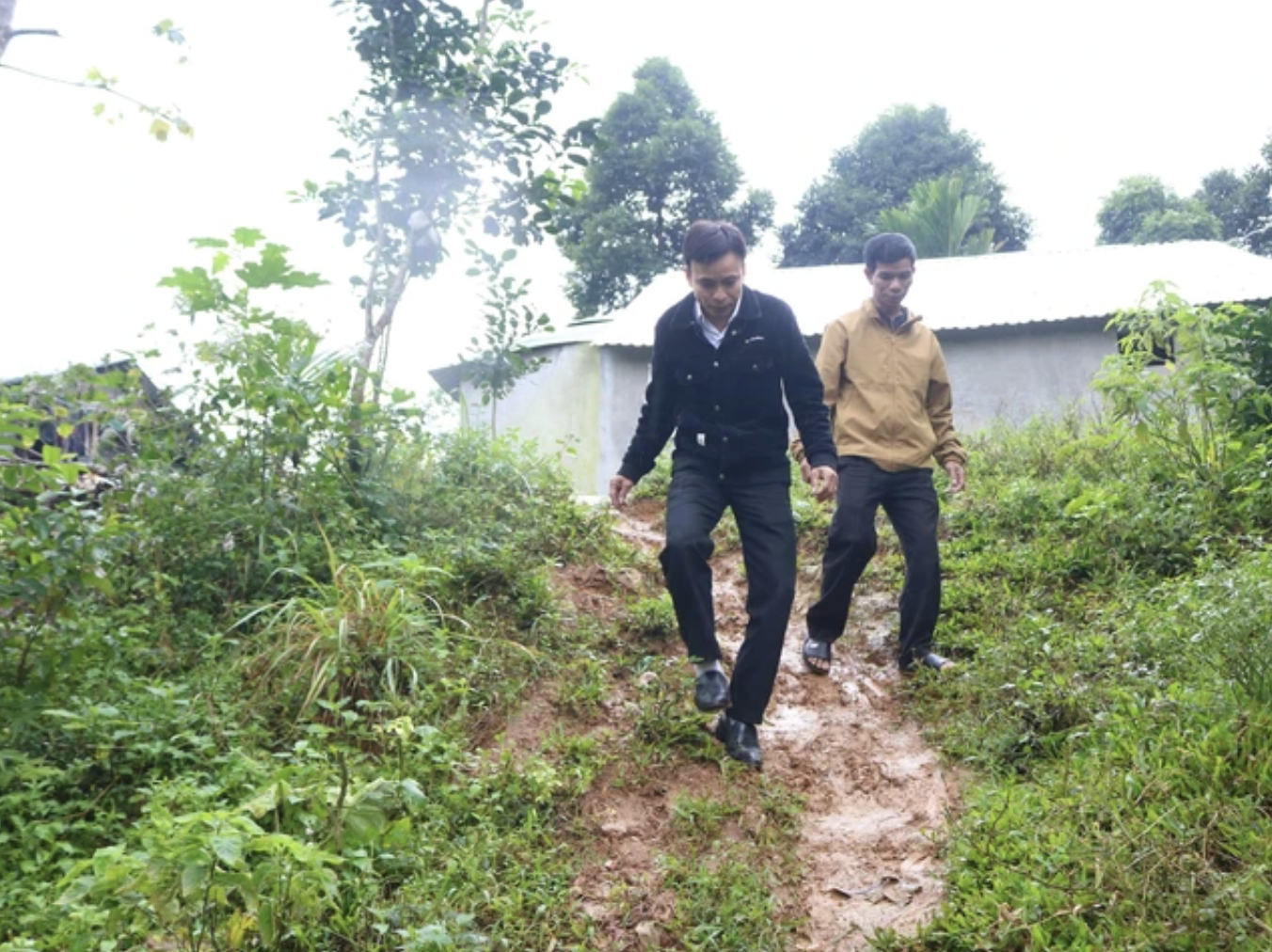 Lặng thầm nghề "gieo chữ": Khi trái tim thầy cô thắp sáng con chữ vùng cao - Ảnh 5.