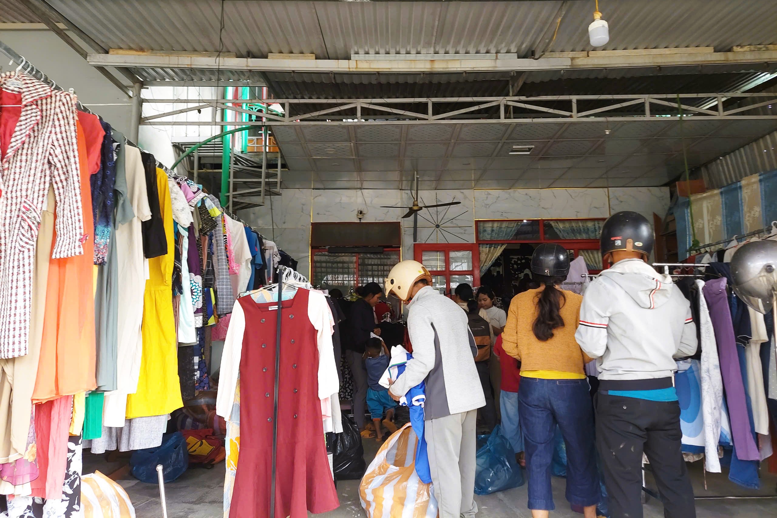 Cô giáo, nhân viên văn thư kết nối yêu thương qua gian hàng quần áo 0 đồng vùng cao Đà Nẵng- Ảnh 1. Đông ấm từ miền xuôi gửi lên miền ngược qua những cửa hàng 0 đồng ở vùng cao Đà Nẵng - Ảnh 1.