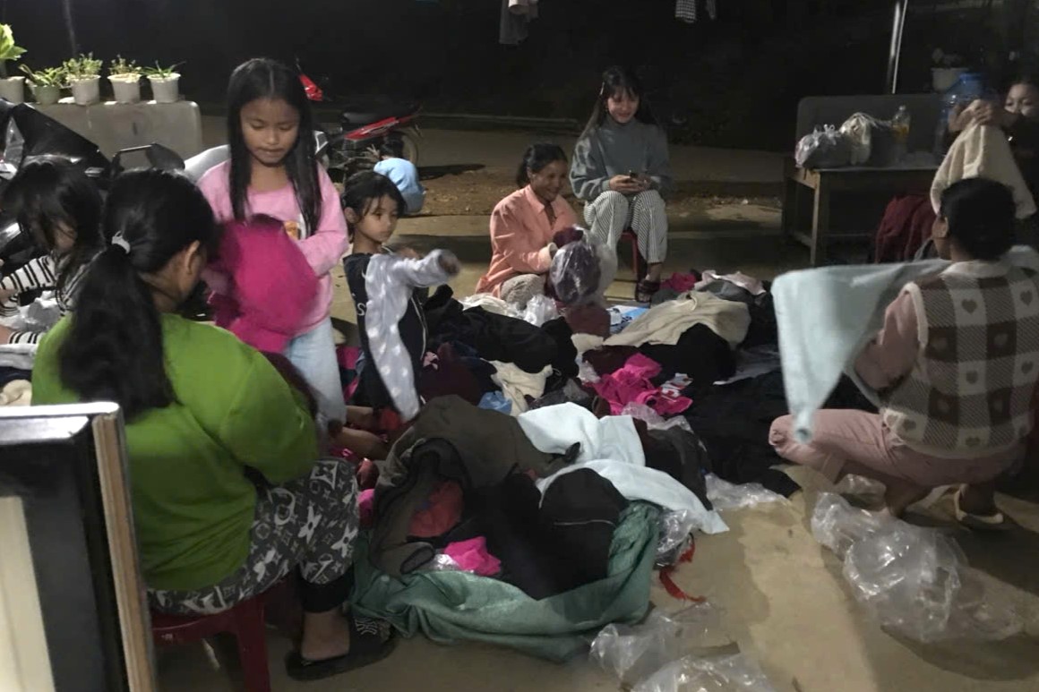 Cô giáo, nhân viên văn thư kết nối yêu thương qua gian hàng quần áo 0 đồng vùng cao Đà Nẵng- Ảnh 5. Đông ấm từ miền xuôi gửi lên miền ngược qua những cửa hàng 0 đồng ở vùng cao Đà Nẵng - Ảnh 7.