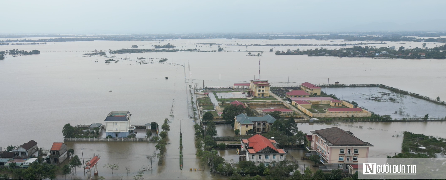 VIDEO: Nước lũ rút chậm, nhiều trụ sở cơ quan ở Huế vẫn ngập như “ốc đảo”- Ảnh 1.