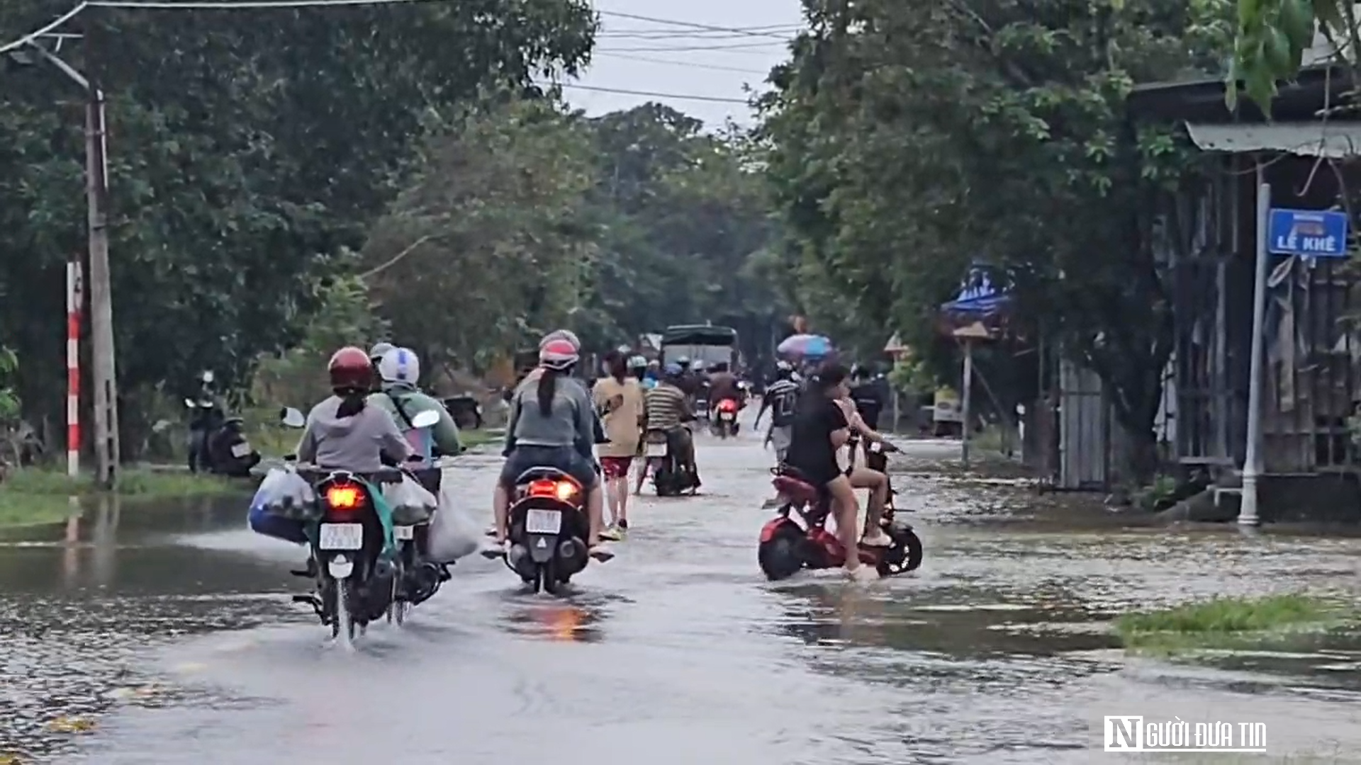 VIDEO: Nước lũ rút chậm, nhiều trụ sở cơ quan ở Huế vẫn ngập như “ốc đảo”- Ảnh 2.