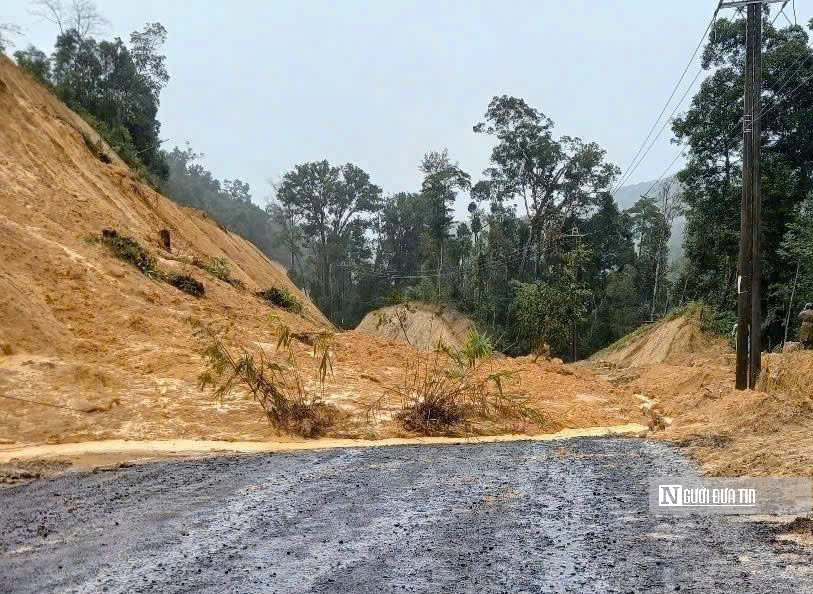 Sạt lở nhiều tuyến đường miền núi Quảng Ngãi, ngăn phương tiện lưu thông qua đèo Lò Xo- Ảnh 4. Sạt lở nhiều tuyến đường miền núi Quảng Ngãi, ngăn phương tiện lưu thông qua đèo Lò Xo- Ảnh 4.