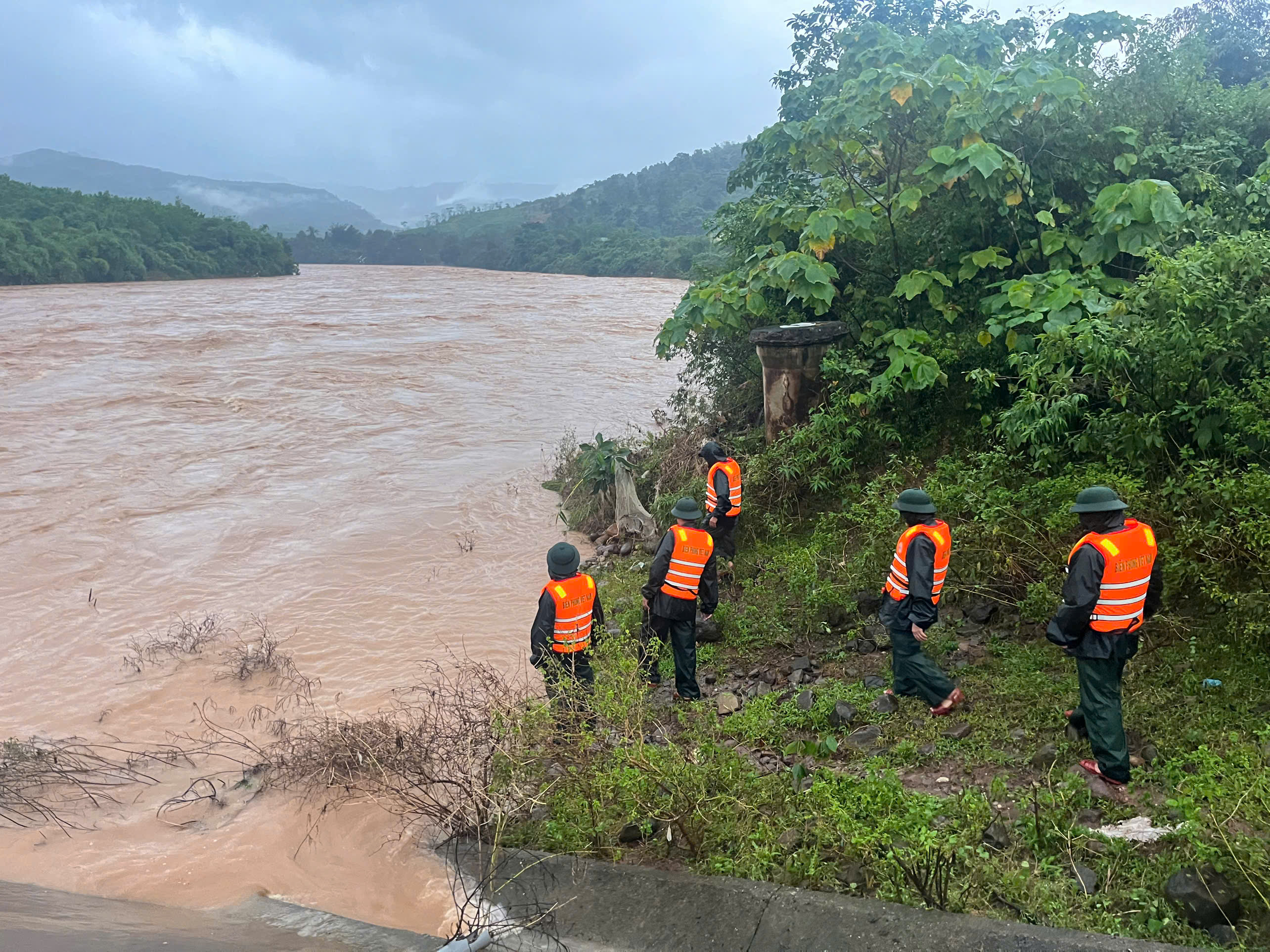 Lực lượng chức năng dầm mình tìm kiếm tài xế xe container bị lũ cuốn trôi- Ảnh 3.