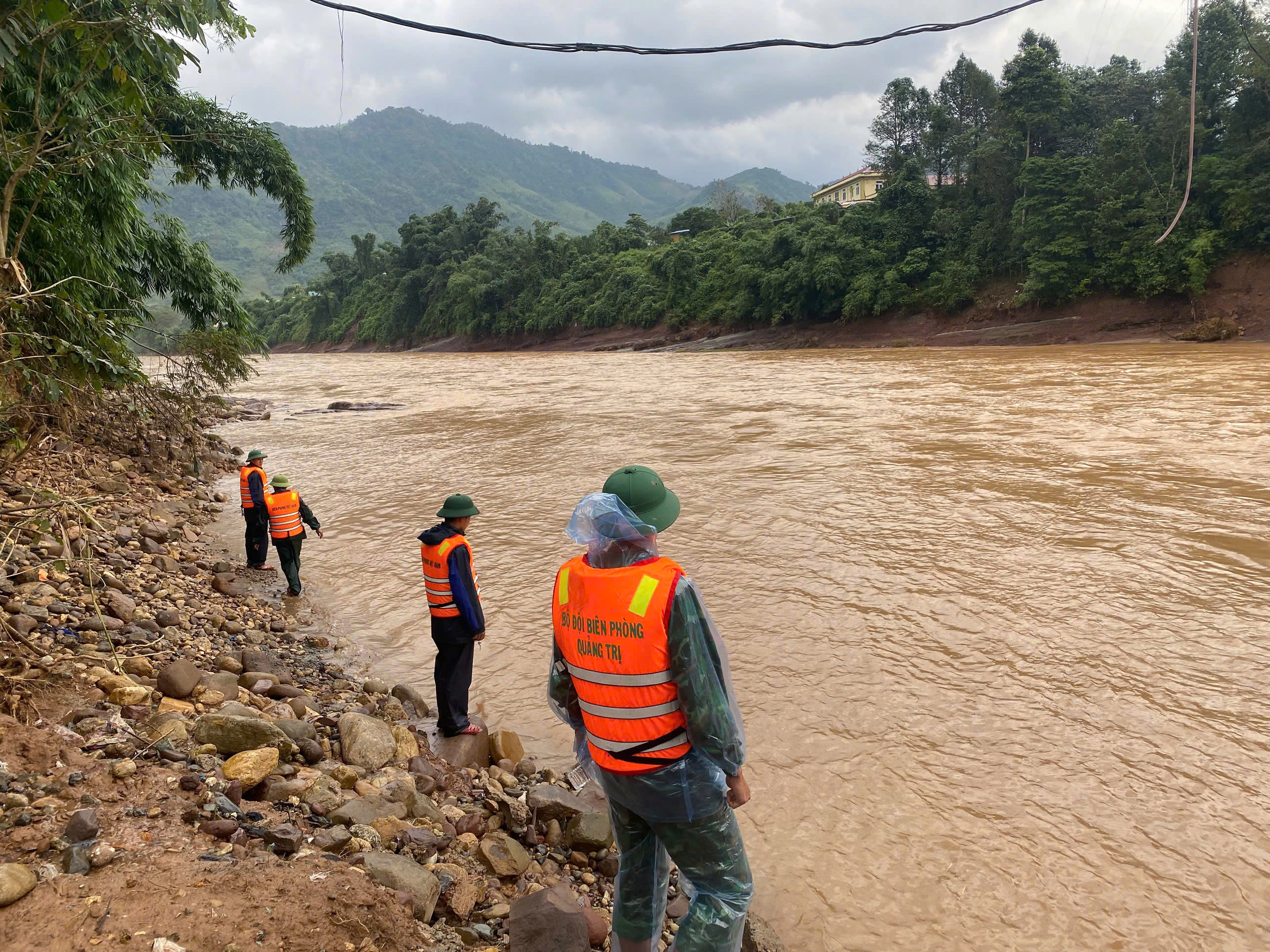 Lực lượng chức năng dầm mình tìm kiếm tài xế xe container bị lũ cuốn trôi- Ảnh 8.