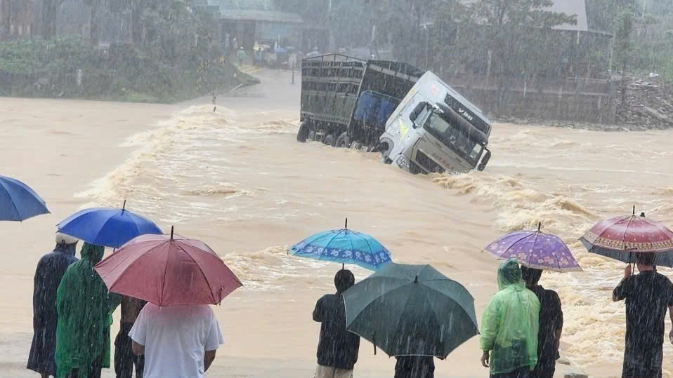 Lực lượng chức năng dầm mình tìm kiếm tài xế xe container bị lũ cuốn trôi- Ảnh 1.