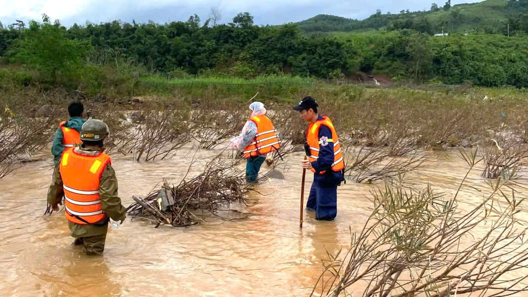 Lực lượng chức năng dầm mình tìm kiếm tài xế xe container bị lũ cuốn trôi- Ảnh 4.