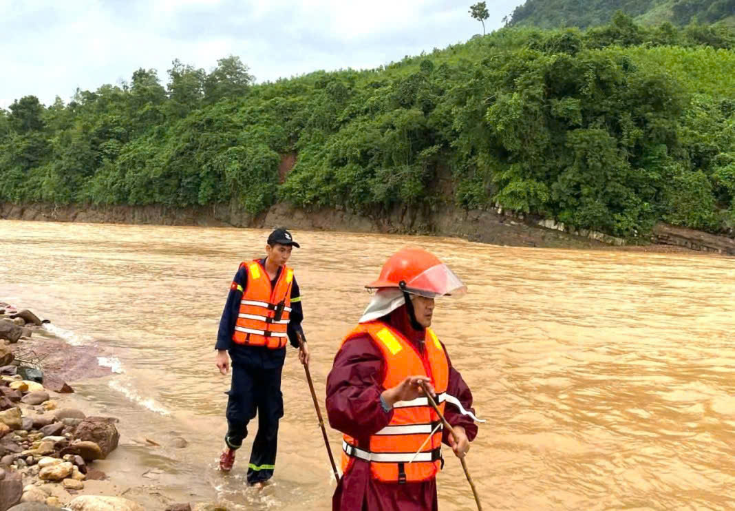 Lực lượng chức năng dầm mình tìm kiếm tài xế xe container bị lũ cuốn trôi- Ảnh 6.