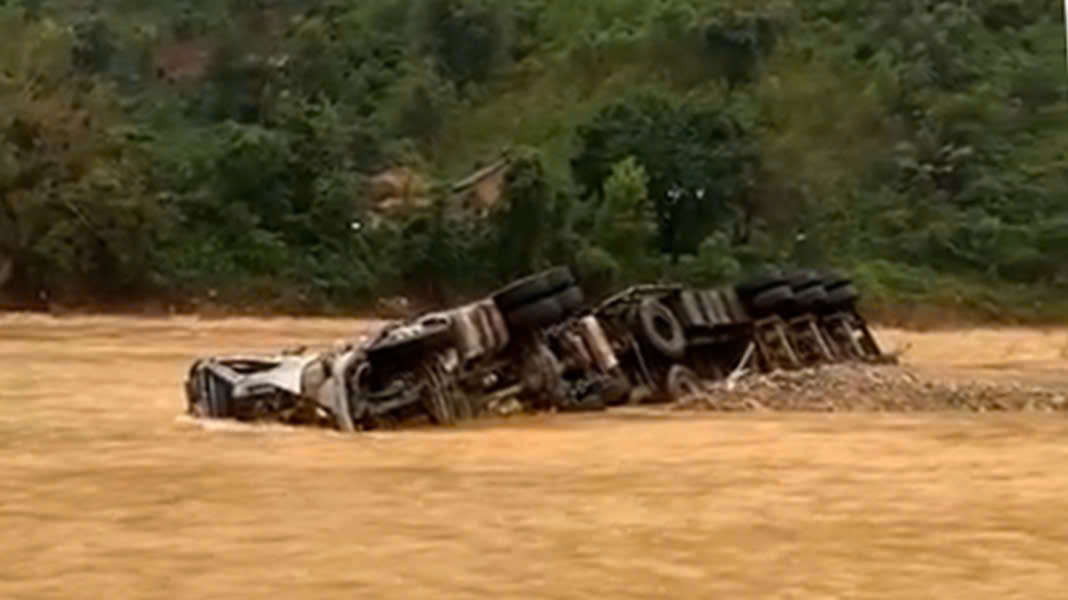 Lực lượng chức năng dầm mình tìm kiếm tài xế xe container bị lũ cuốn trôi- Ảnh 2.