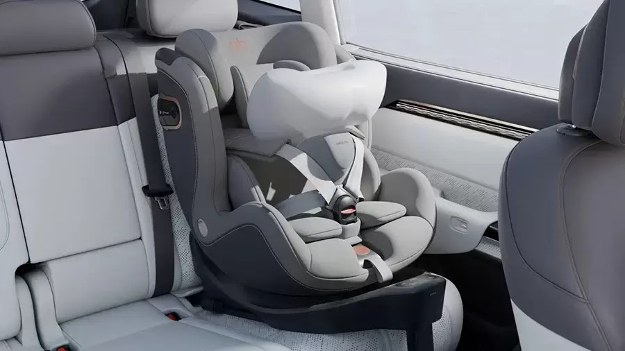 Cục CSGT lý giải quy định ô tô chở trẻ dưới 10 tuổi phải có ghế trẻ em - Ảnh 1.