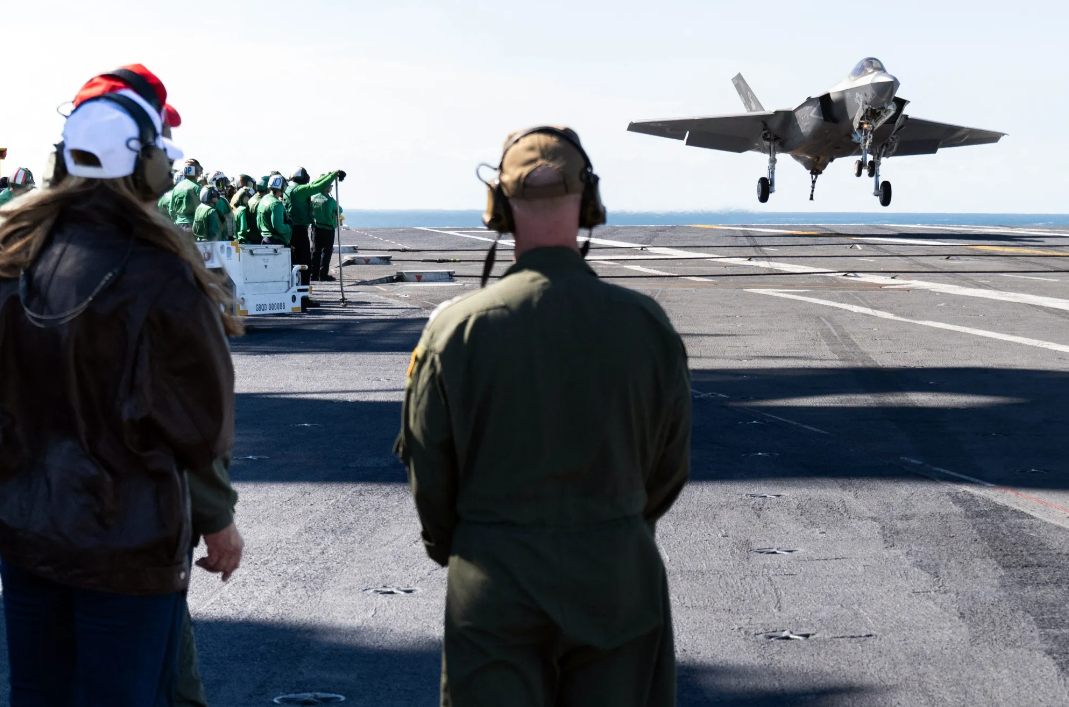 Ông Trump đồng ý bán tiêm kích F-35 cho “đồng minh tuyệt vời” ở Trung Đông - Ảnh 1.