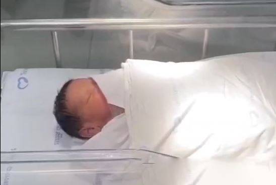 Nghe tiếng khóc trong bồn cầu, người phụ nữ tới kiểm tra thì sốc nặng - Ảnh 1.