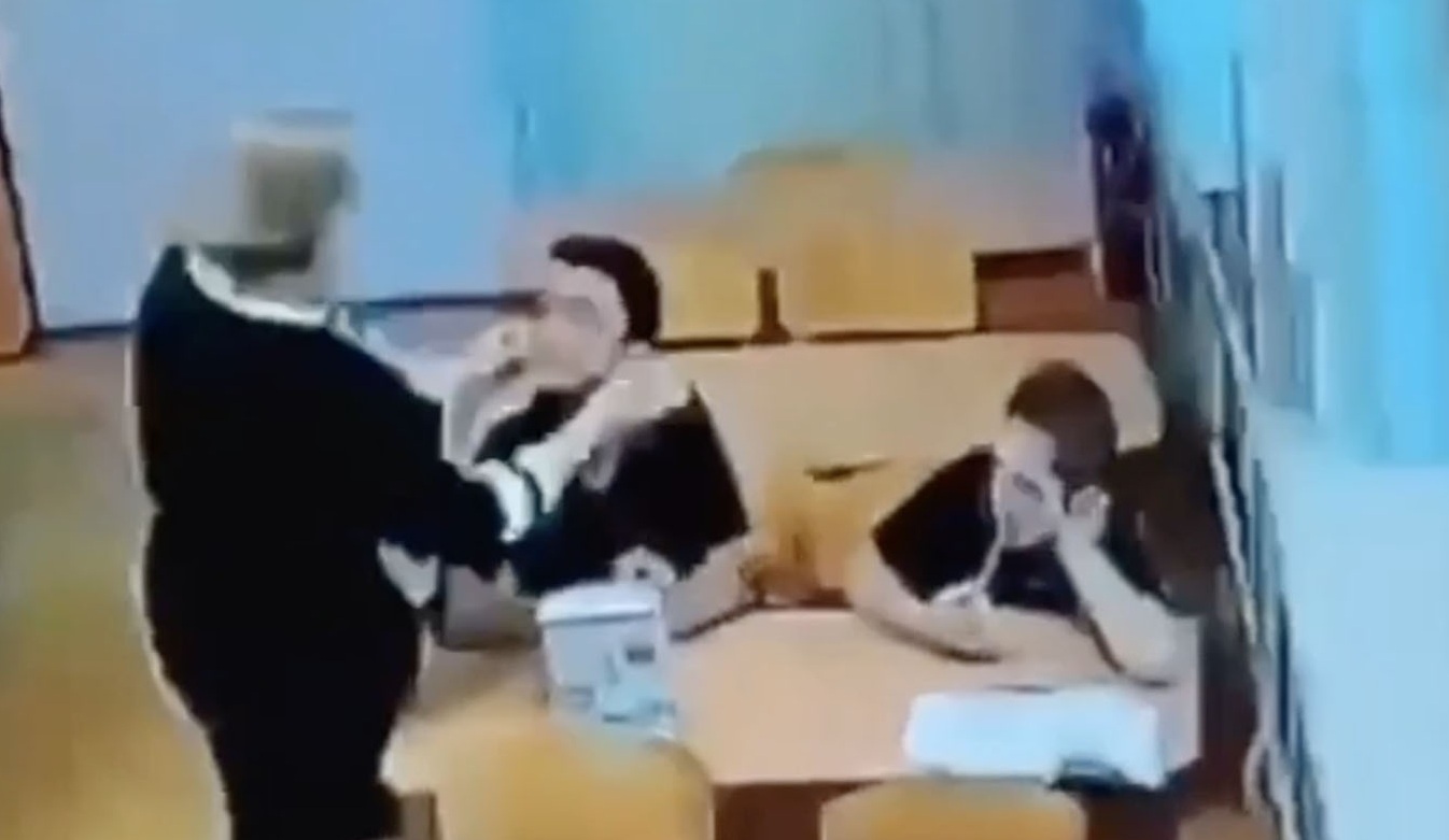 Giáo viên dùng băng dính dán miệng và ghế đánh học sinh gây phẫn nộ - Ảnh 1.