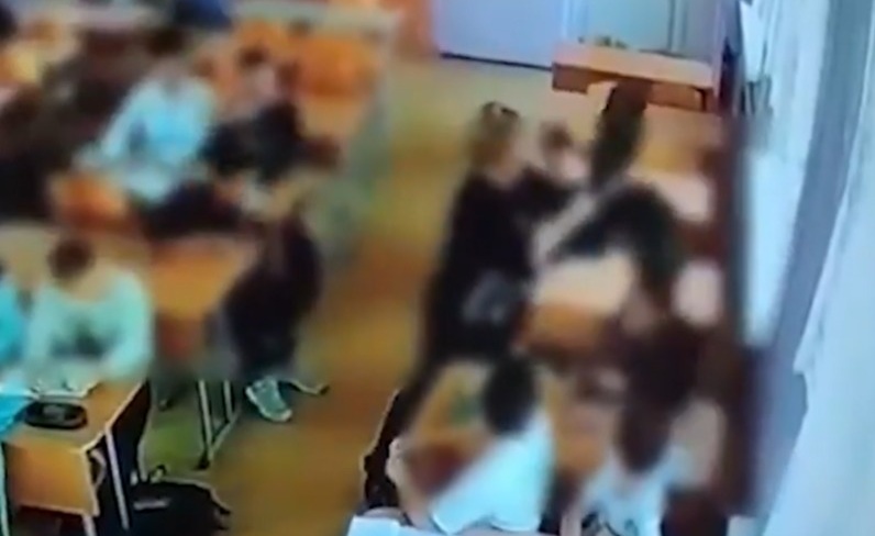 Giáo viên dùng băng dính dán miệng và ghế đánh học sinh gây phẫn nộ - Ảnh 2.