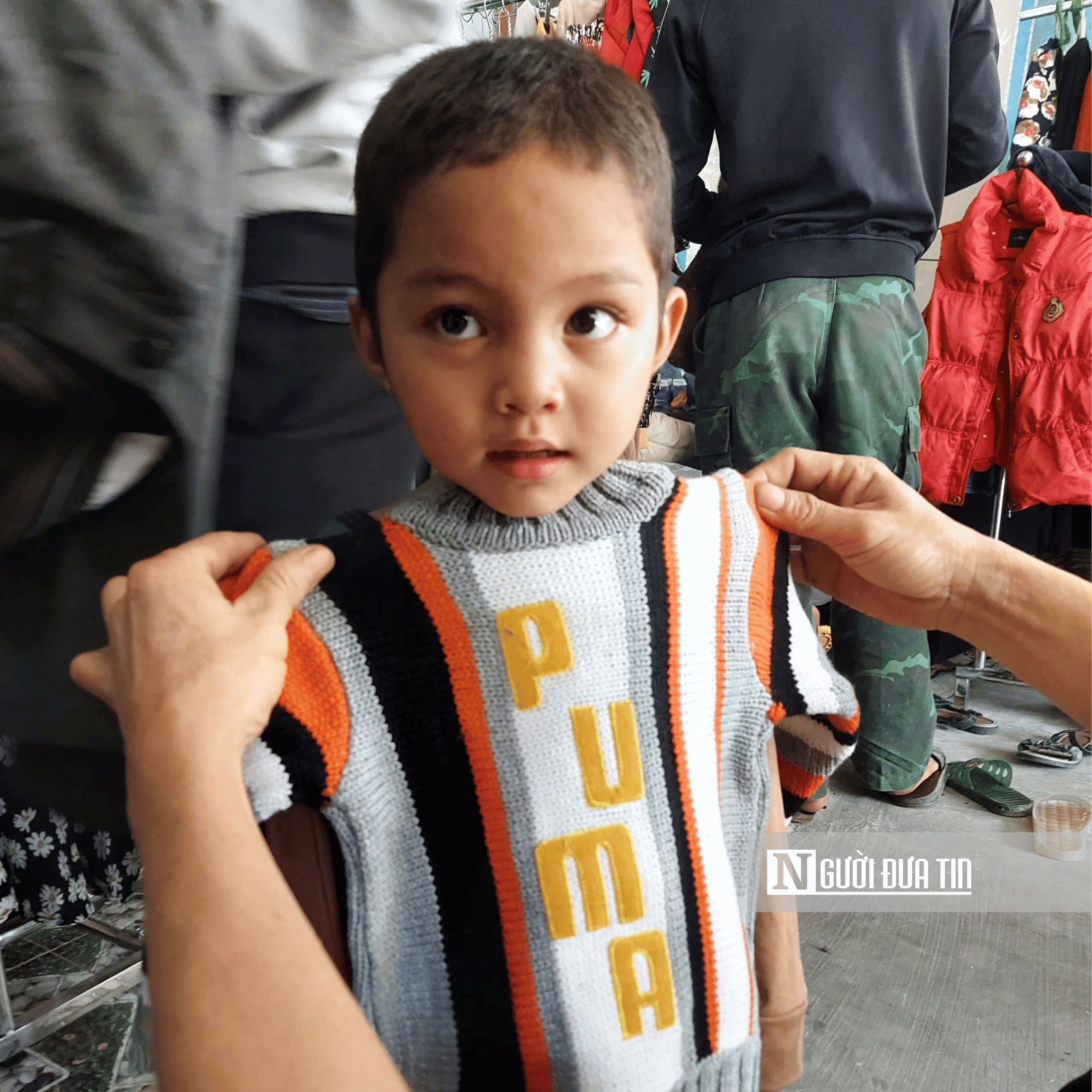 Đông ấm từ miền xuôi gửi lên miền ngược qua những cửa hàng 0 đồng ở vùng cao Đà Nẵng - Ảnh 2.